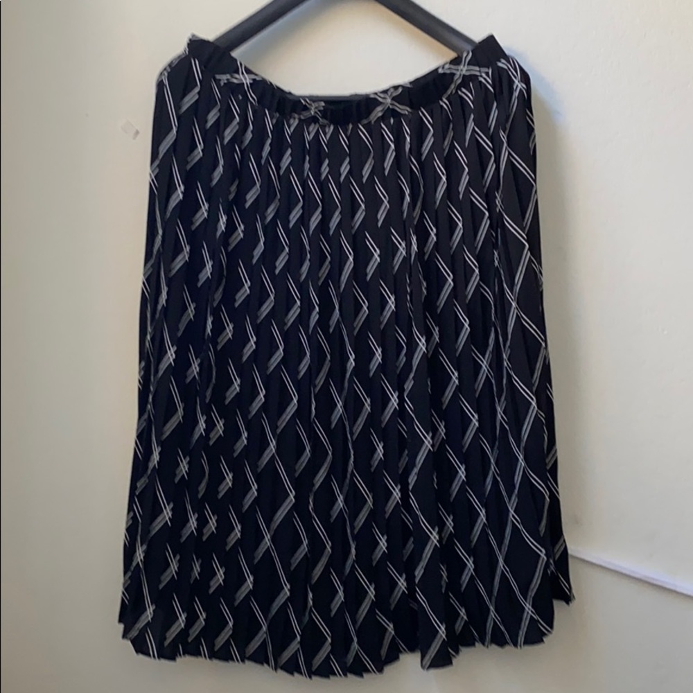 NWT Banana Republic Pleated Skirt Midi Black Sz L with lining